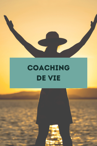 Image d'une silhouette de femme levant les bras devant un coucher de soleil avec le texte "coaching de vie" pour illustrer le coaching de vie proposé par Catherine Loiseau